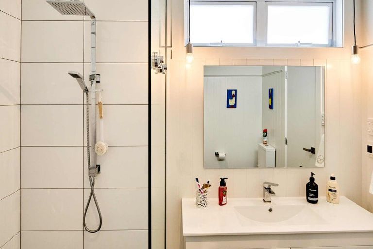 Photo of property in 10 York Street, Moera, Lower Hutt, 5010