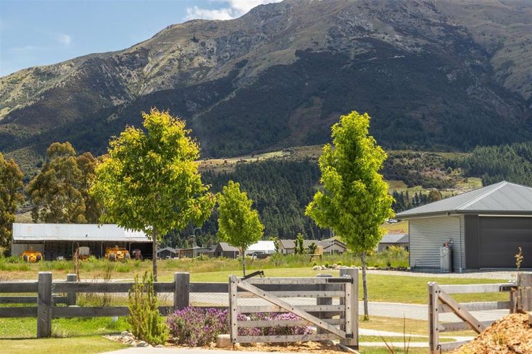 Photo of property in 8 Grandview Road, Lake Hawea, 9382