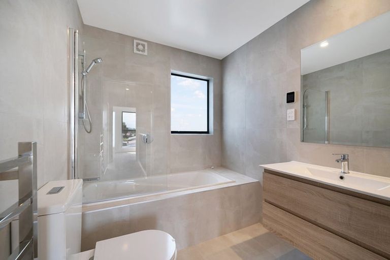 Photo of property in 4/107 Hobsonville Road, West Harbour, Auckland, 0618