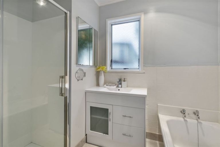 Photo of property in 1/32 Manuka Road, Glenfield, Auckland, 0629