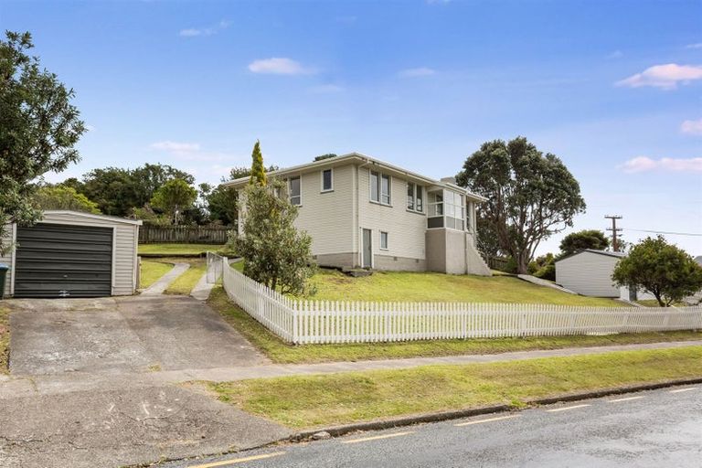 Photo of property in 2 Hiwi Crescent, Titahi Bay, Porirua, 5022