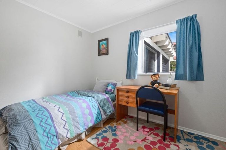Photo of property in 2/83a Pupuke Road, Northcote, Auckland, 0627