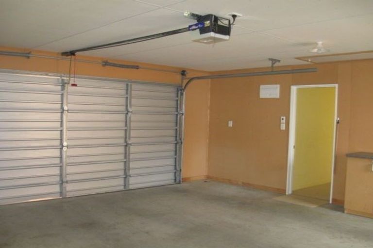 Photo of property in 12 Sycamore Crescent, Fitzherbert, Palmerston North, 4410