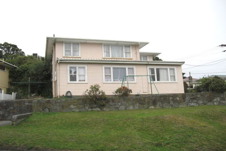 Photo of property in 2 Barclay Street, Newlands, Wellington, 6037