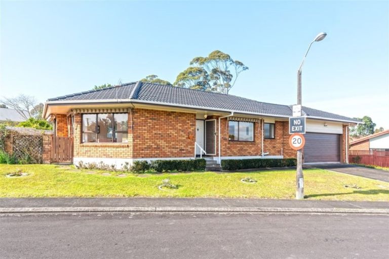 Photo of property in 2 Bosnyak Drive, Te Atatu South, Auckland, 0610