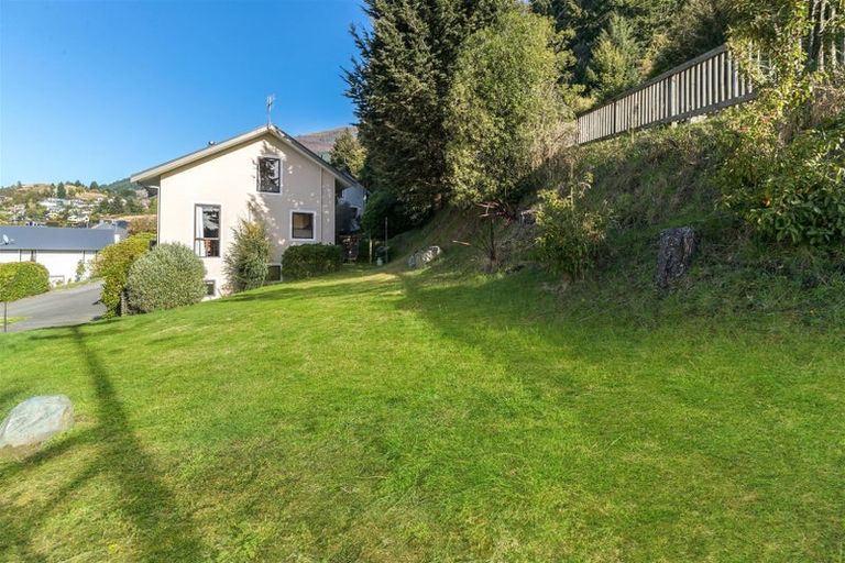 Photo of property in 1/4 Sainsbury Road, Fernhill, Queenstown, 9300