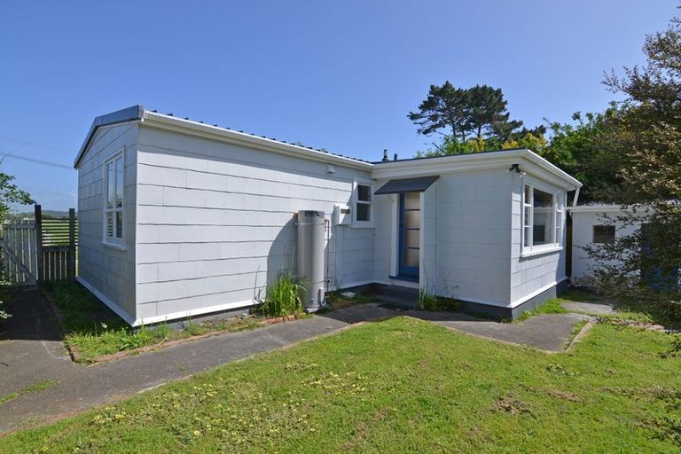Photo of property in 674 Waikawa Beach Road, Waikawa Beach, Levin, 5573