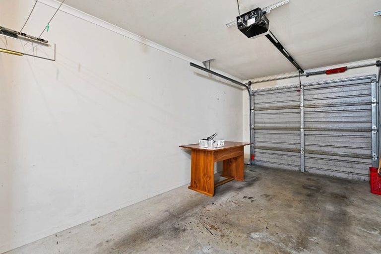 Photo of property in 18 Barnea Circle, Glen Eden, Auckland, 0602