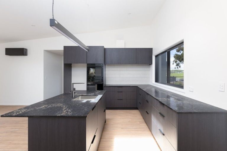 Photo of property in 2 Marsden Place, Hurworth, New Plymouth, 4310