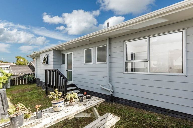 Photo of property in 1/24 Caribbean Drive, Unsworth Heights, Auckland, 0632