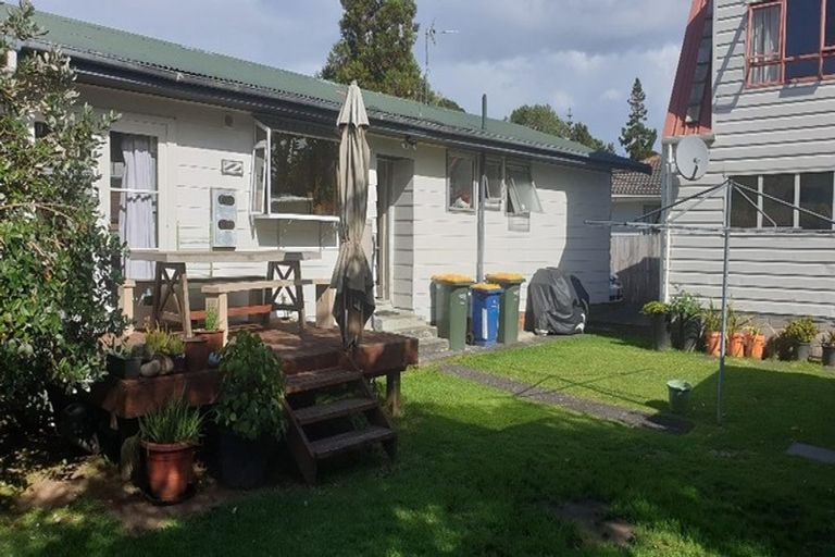 Photo of property in 24 Serwayne Place, Sunnyvale, Auckland, 0612
