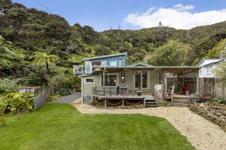 Photo of property in 19 Sandy Bay Road, Black Rock, Picton, 7282