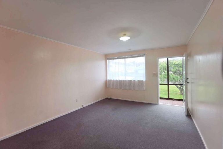 Photo of property in 1 Trojan Crescent, New Lynn, Auckland, 0600