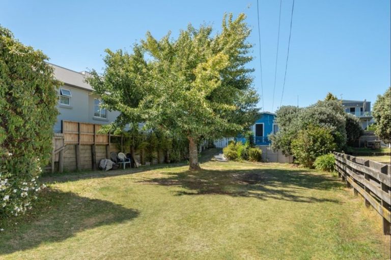 Photo of property in 17 Pitau Road, Mount Maunganui, 3116