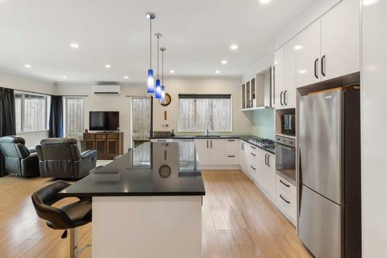 Photo of property in 11 Kilmacrennan Drive, Rosehill, Papakura, 2113