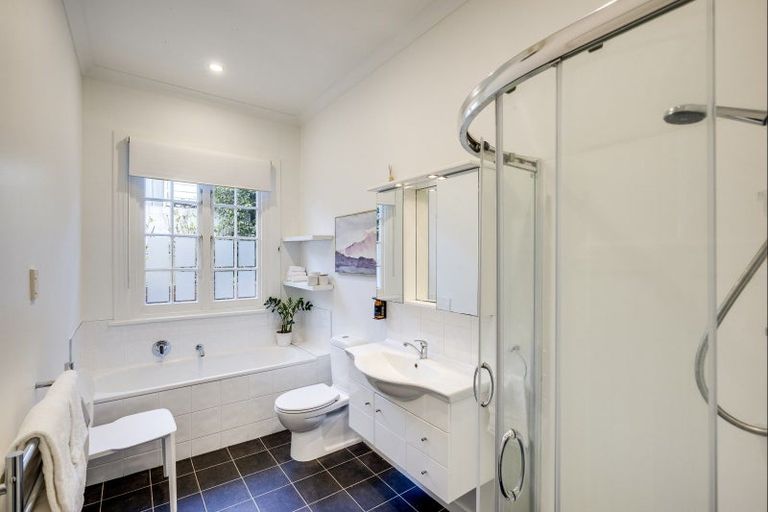 Photo of property in 18 Gladstone Road, Bluff Hill, Napier, 4110