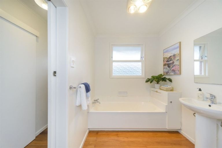 Photo of property in 16 Kapiti Place, Awapuni, Palmerston North, 4412