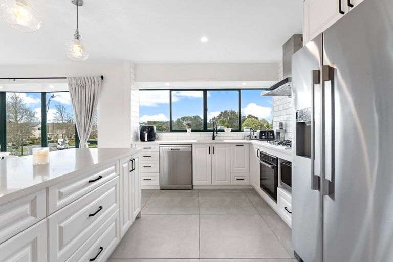 Photo of property in 8 Vinograd Drive, Te Atatu Peninsula, Auckland, 0610