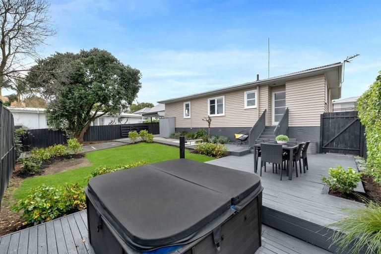 Photo of property in 1/130 Edmonton Road, Te Atatu South, Auckland, 0610