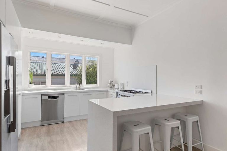 Photo of property in 6 Sandspit Road, Waiuku, 2123