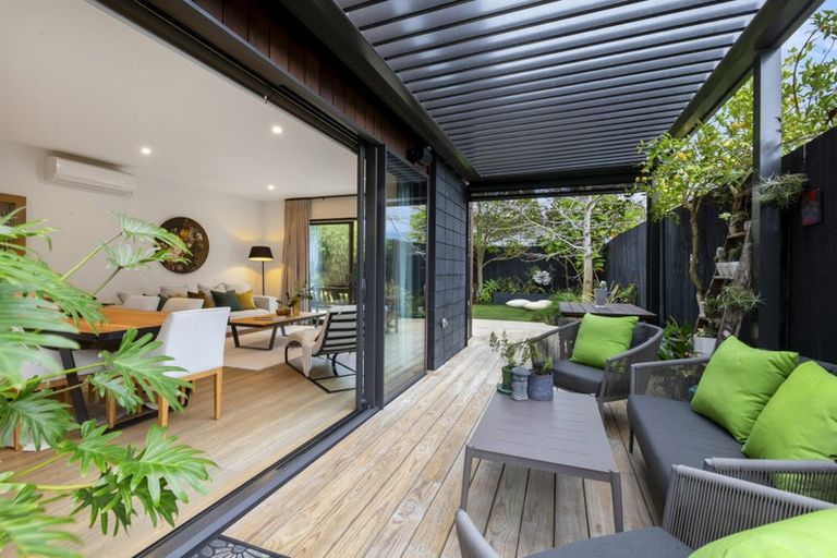 Photo of property in 136 East Coast Road, Forrest Hill, Auckland, 0620