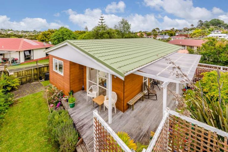 Photo of property in 2/28 Caribbean Drive, Unsworth Heights, Auckland, 0632