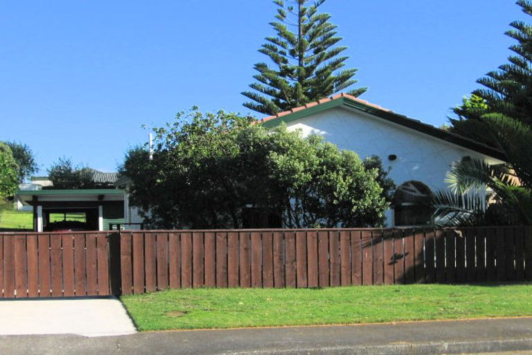 Photo of property in 5 Goldie Place, Waikanae Beach, Waikanae, 5036