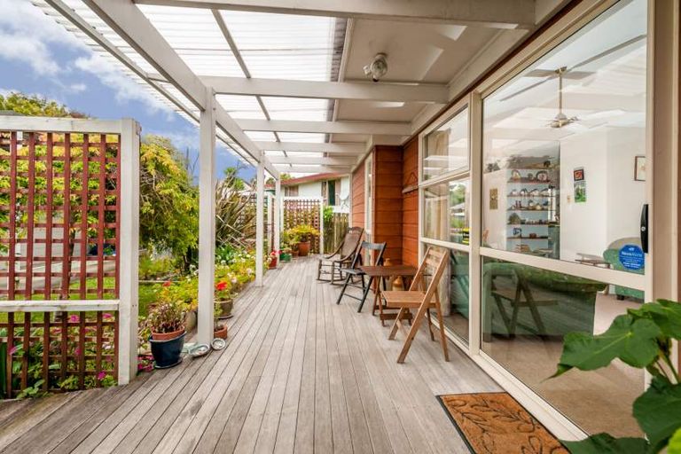 Photo of property in 2/28 Caribbean Drive, Unsworth Heights, Auckland, 0632