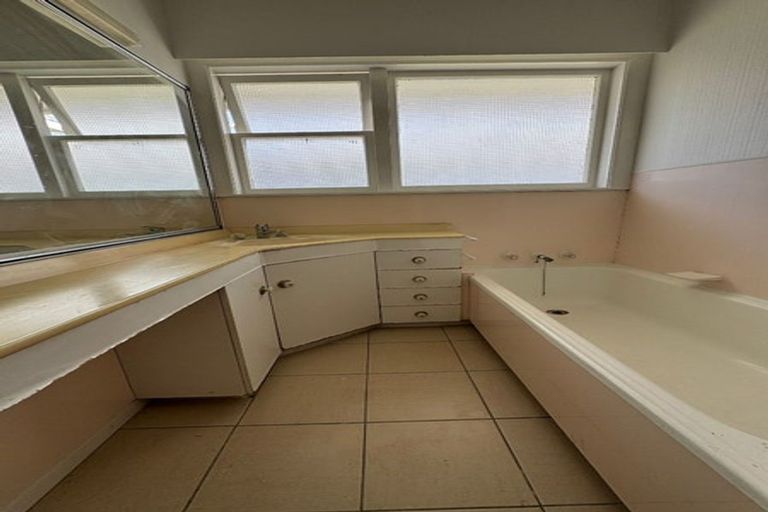 Photo of property in 25 Ellesmere Crescent, Pakuranga Heights, Auckland, 2010