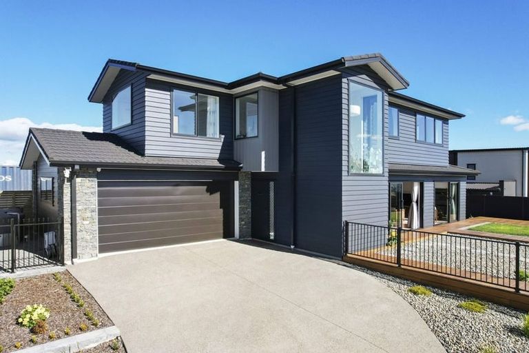 Photo of property in 8 Boeing Way, Newlands, Wellington, 6037