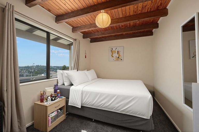 Photo of property in 2 Raelene Place, Massey, Auckland, 0614