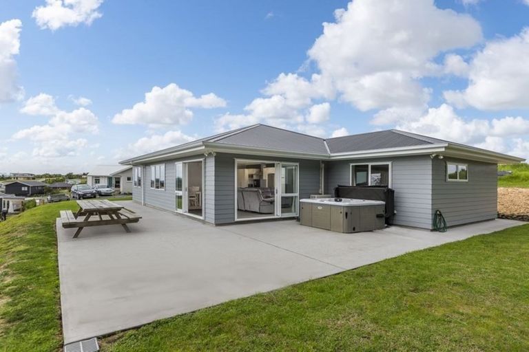 Photo of property in 12 Kuaka Crescent, Mangawhai, 0505