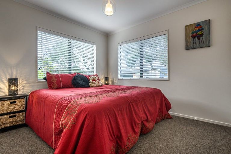 Photo of property in 17 Ryehill Close, New Lynn, Auckland, 0600