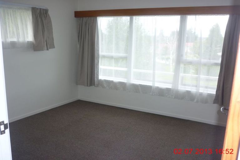 Photo of property in 2/1 Longbill Place, Glendene, Auckland, 0602