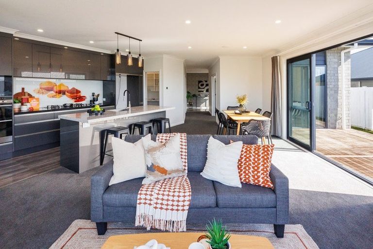 Photo of property in 48 Sardinia Grove, Fitzherbert, Palmerston North, 4410