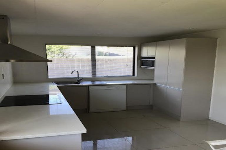 Photo of property in 2/23 Camelot Place, Glenfield, Auckland, 0629