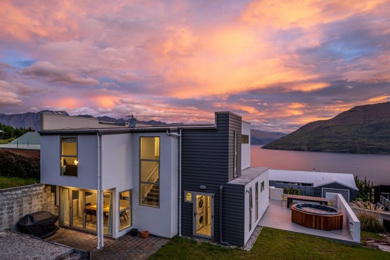 Photo of property in 72 Wynyard Crescent, Fernhill, Queenstown, 9300