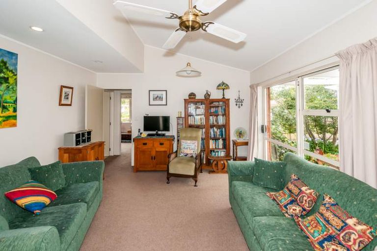 Photo of property in 2/28 Caribbean Drive, Unsworth Heights, Auckland, 0632
