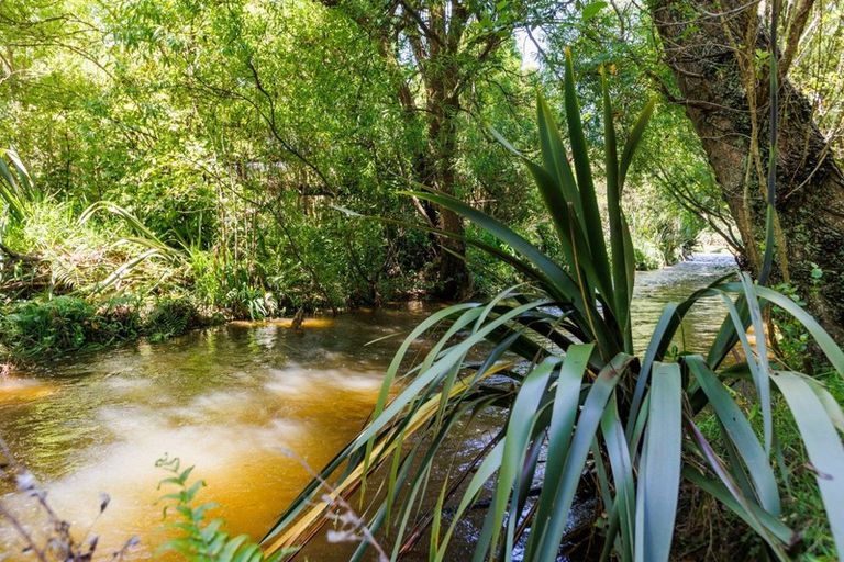 Photo of property in 126 Turitea Road, Fitzherbert, Palmerston North, 4472