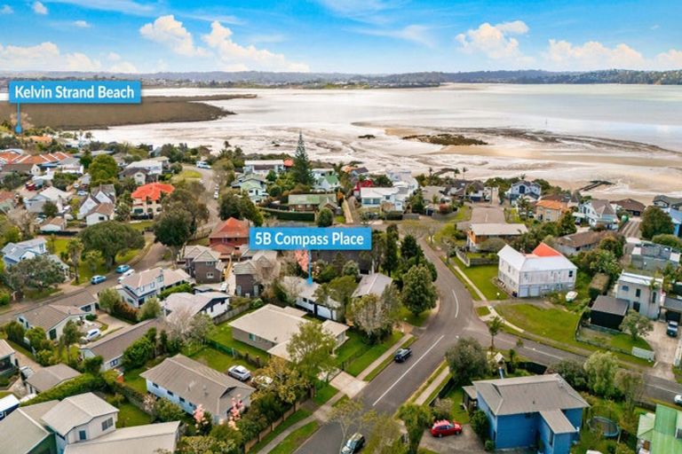 Photo of property in 2/5 Compass Place, Te Atatu Peninsula, Auckland, 0610