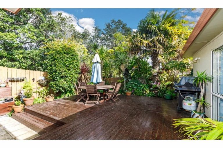 Photo of property in 22 Margaret Henry Crescent, Oteha, Auckland, 0632