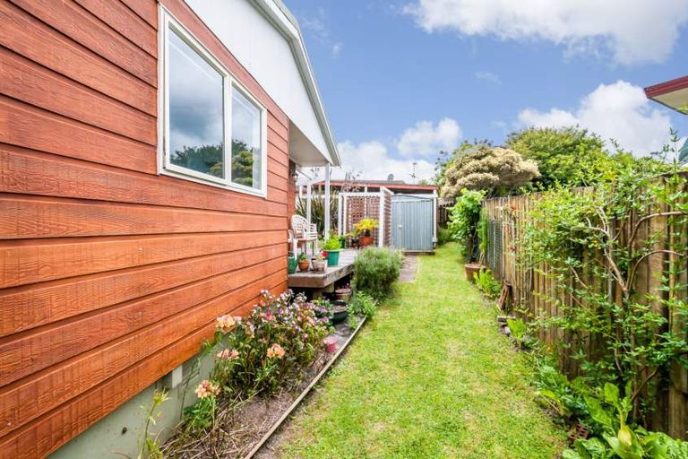 Photo of property in 2/28 Caribbean Drive, Unsworth Heights, Auckland, 0632