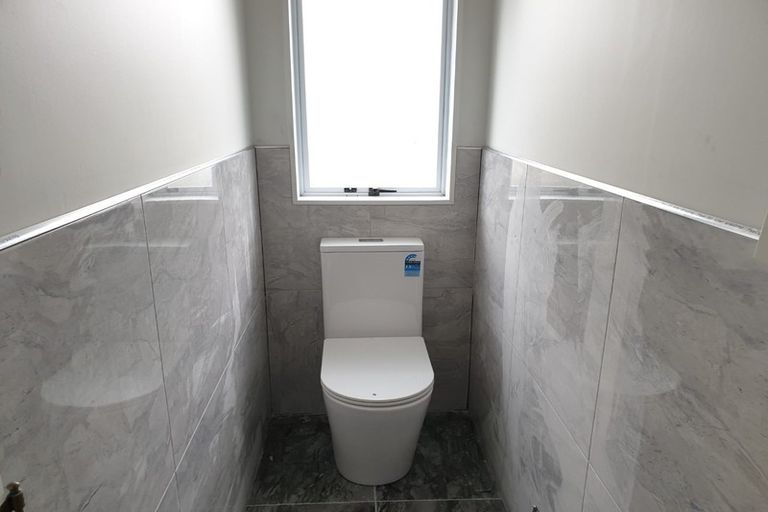 Photo of property in 1/2 Mallard Place, Unsworth Heights, Auckland, 0632