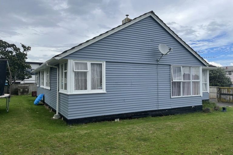 Photo of property in 64 Arimu Road, Papakura, 2110