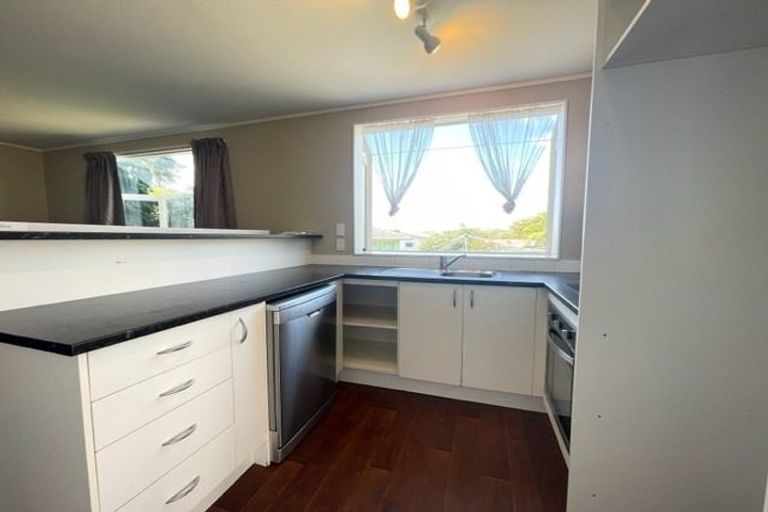 Photo of property in 25 Kelman Road, Kelston, Auckland, 0602