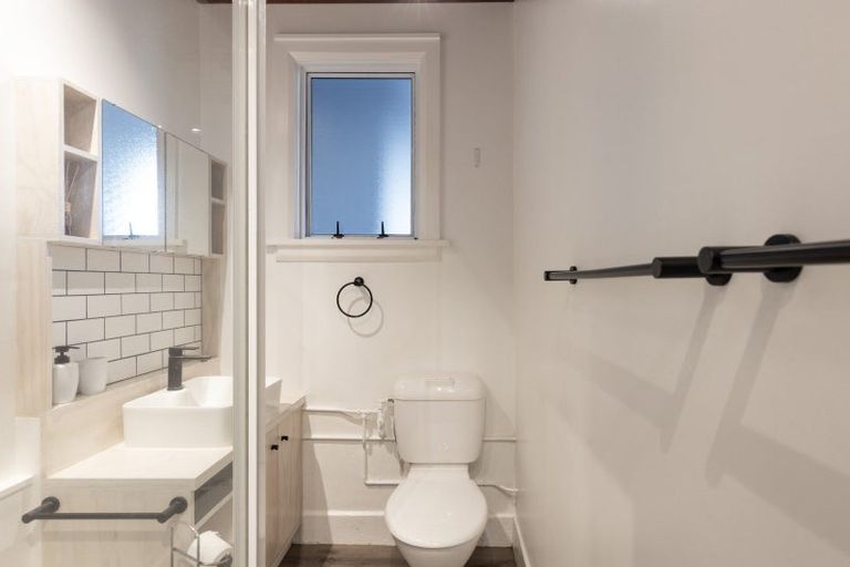 Photo of property in Devonport Apartments, 21/127 Saint Aubyn Street, New Plymouth, 4310