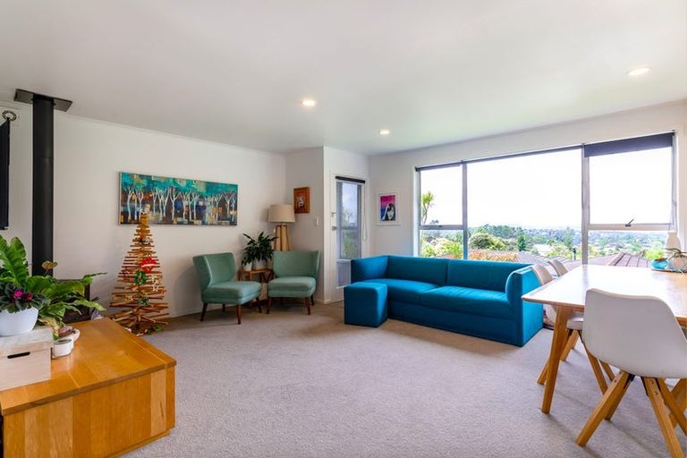 Photo of property in 2/52 Staincross Street, Green Bay, Auckland, 0604