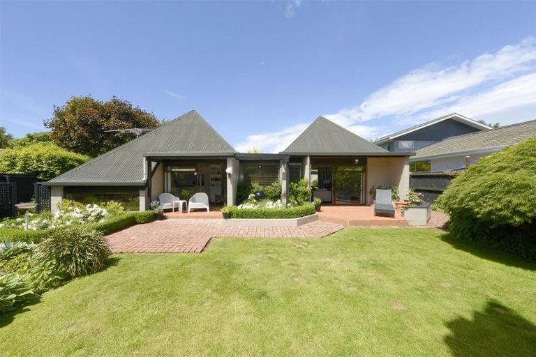 Photo of property in 18 Highland Place, Avonhead, Christchurch, 8042