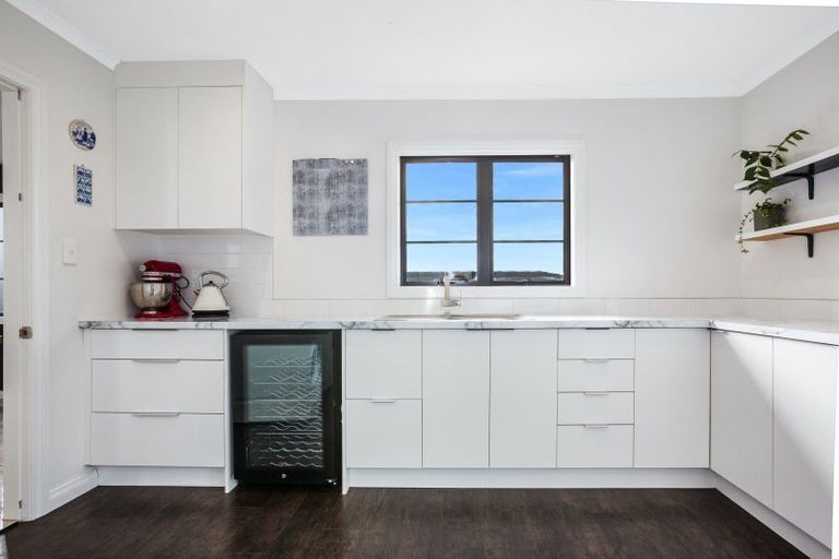 Photo of property in 88 Queen Charlotte Drive, Aotea, Porirua, 5024