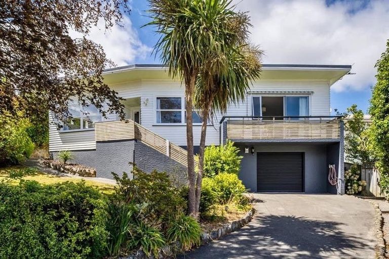 Photo of property in 34 Ranui Terrace, Tawa, Wellington, 5028